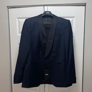 Brand new Boss suit ! Never weared before ! Size 42R Blue and black color!